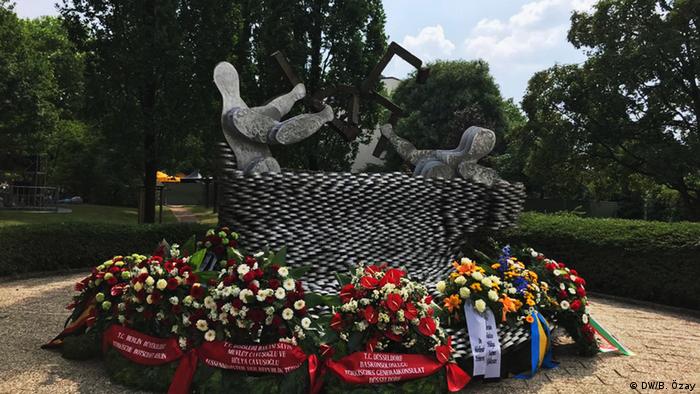 Kurbanlar anısına yapılan anıt