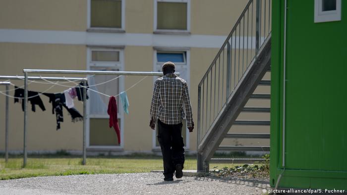 A man walks around in a migrant transit center in Manching, Germany (picture-alliance/dpa/S. Puchner)