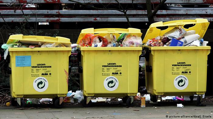 Três recipientes de lixo reciclável na Alemanha