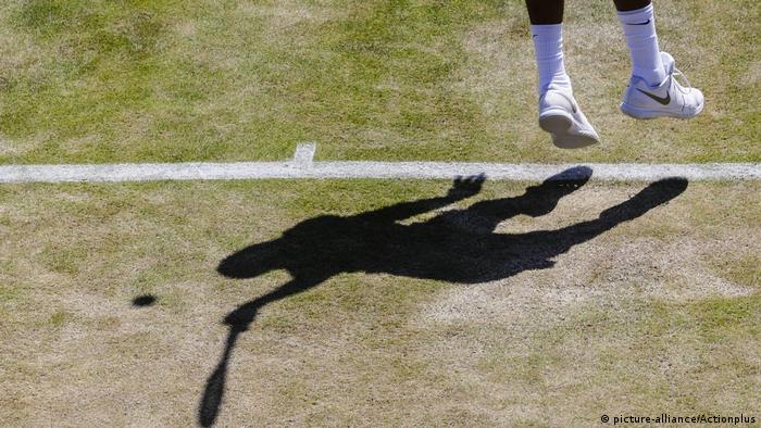 The shadow of a tennis player on the court (picture-alliance/Actionplus)