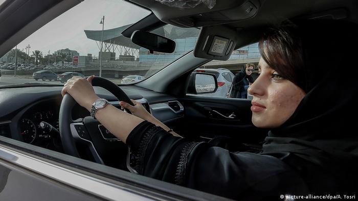 A woman driving a car in Saudi Arabia (picture-alliance/dpa/A. Yosri)