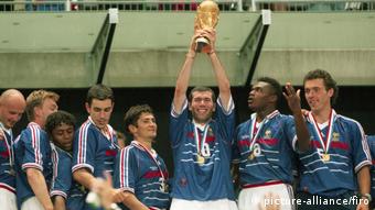Кубок мира в руках капитана французов на ЧМ-1998 Зинеддина Зидана