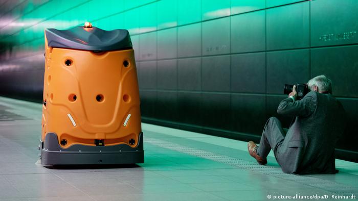 Робот-пылесос в метро Гамбурга