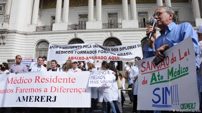Médicos brasileños protestan contra la contratación de médicos cubanos y piden que mejor se fortalezca el sistema de salud nacional. Aquí en Río de Janeiro el 3 de julio de 2013. 