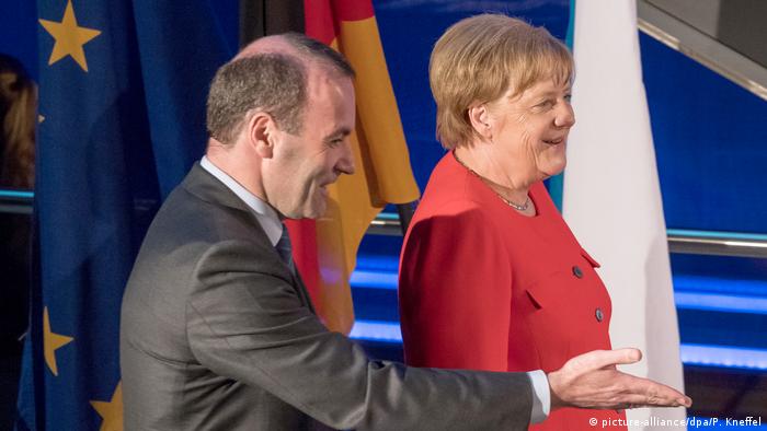 Deutschland, München: Merkel und Weber bei der Klausur der EVP-Fraktion des Europaparlamentes (picture-alliance/dpa/P. Kneffel)