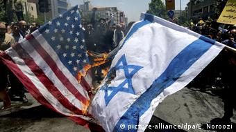 Συνήθης εικόνα στου δρόμους του Ιράν: οι σημαίες των ΗΠΑ και του Ισραήλ γίνονται παρανάλωμα πυρός