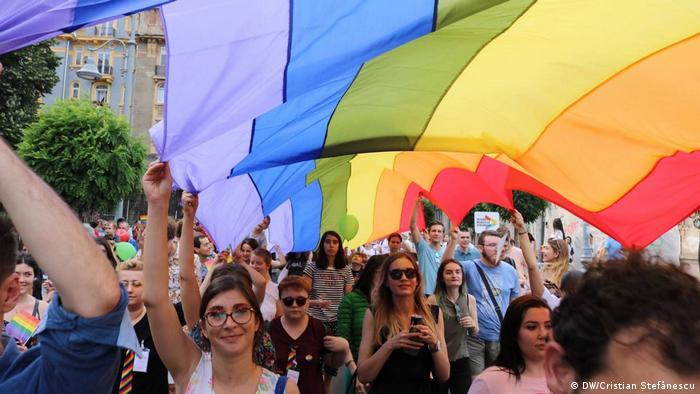 People march at the Bucharest Pride Parade in June of 2018 (DW/Cristian Ștefănescu)