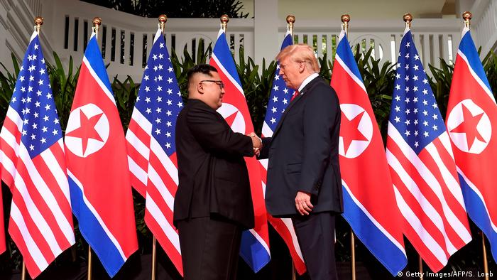 Singapur Sentosa USA-Nordkorea Gipfel 1. Händedruck (Getty Images/AFP/S. Loeb)