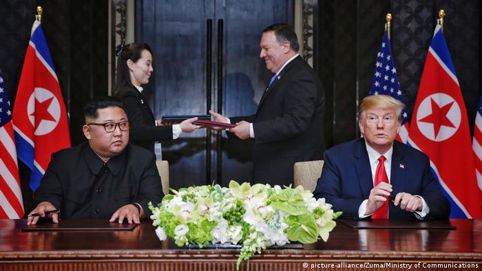 Singapur USA-Nordkorea Gipfel Trump Pompeo (picture-alliance/Zuma/Ministry of Communications)