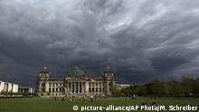 Wolken über dem Reichstag in Berlin