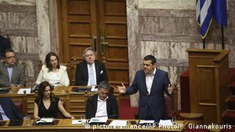 Griechenland Parlament Alexis Tsipras (picture-alliance/AP Photo/P. Giannakouris)