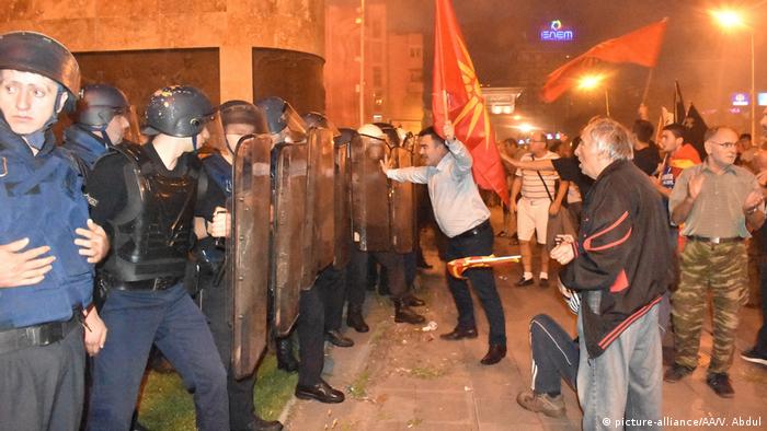 Bildergalerie Mazedonien Proteste in Skopje (picture-alliance/AA/V. Abdul)