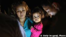 Grenze USA-Mexiko | Zentralamerikanische Asylsuchende - Mutter mit Kind aus Honduras