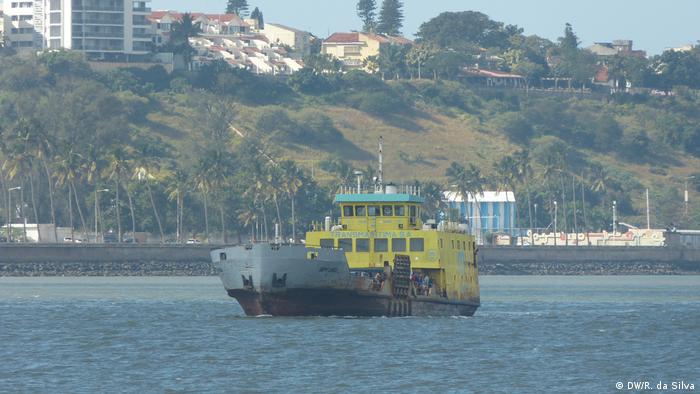 A ferry crossing the bay (DW/R. da Silva)