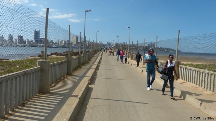 Pedestrians making their way along a fenced off road (DW/R. da Silva)