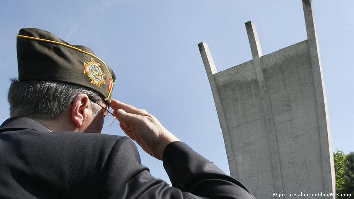 Американски ветеран пред паметника, посветен на въздушния мост над Берлин