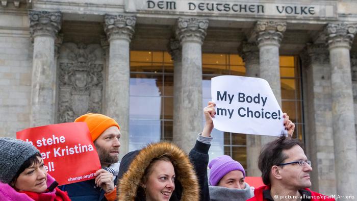 Pro-choice protesters outside the Reichstag in Berlin (picture-alliance/dpa/M.Arriens)