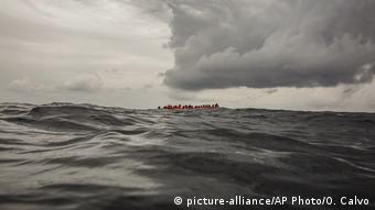 Συνεργάτες ισπανικής ΜΚΟ διασώζουν πρόσφυγες κοντά στις ακτές της Λιβύης