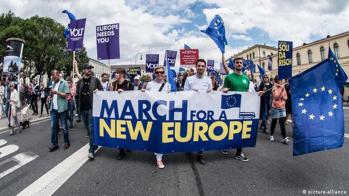 Pro Europe Demonstration in München (picture-alliance)