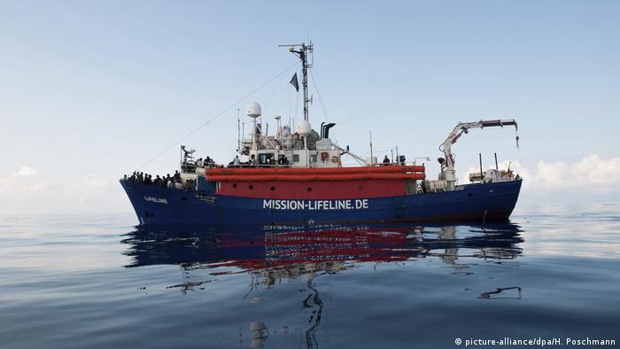 Mittelmeer - Deutsches Rettungsschiff Lifeline - Hunderte Flüchtlinge sitzen auf dem Mittelmeer fest (picture-alliance/dpa/H. Poschmann)