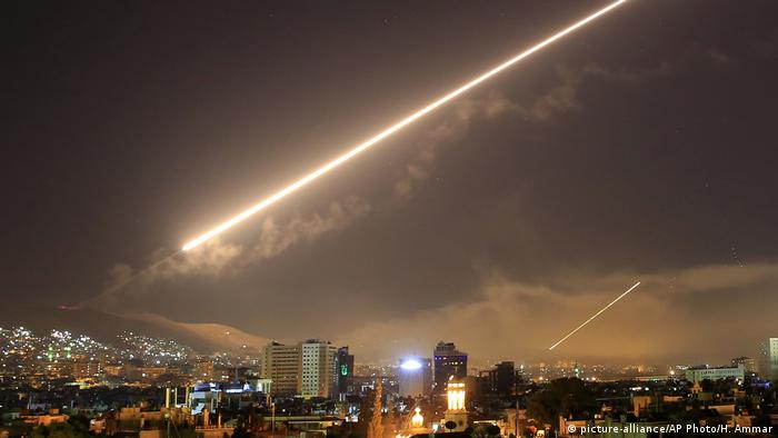 Syrien Raketen über Damaskus (picture-alliance/AP Photo/H. Ammar)