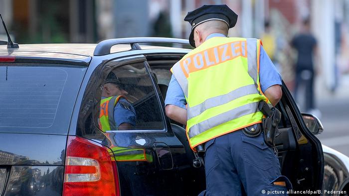 Deutschland - Verkehrskontrolle - Fahndung der Polizei nach Autodiebstahl (picture alliance/dpa/B. Pedersen)