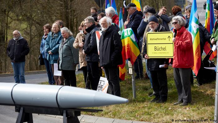Deutschland Friedensaktion am Fliegerhorst Büchel | Protest gegen Atomwaffen in der Eifel (picture-alliance/dpa/T. Frey)