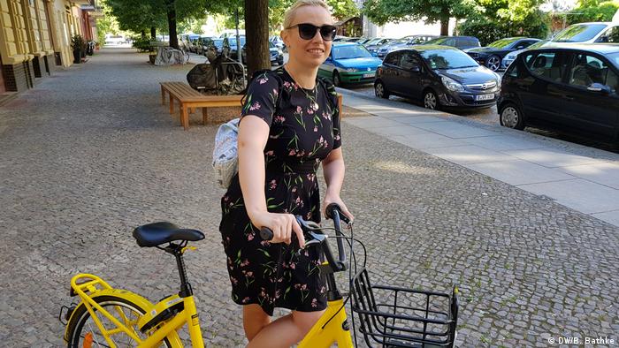 Deutschland - Berlinerin Milena Strathmanna auf einem Ofo Fahrrad - Berlin bike-sharing (DW/B. Bathke)
