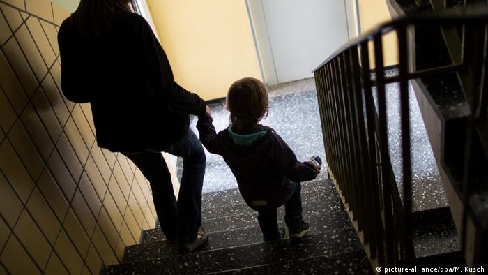 کودکی با پدرش از پله‌ها پایین می‌رود