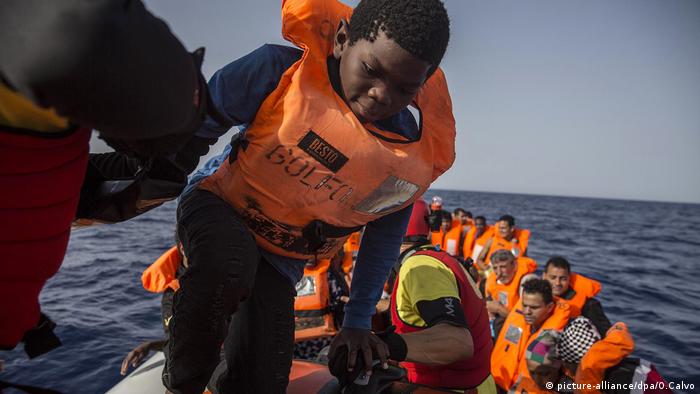 Migranten vor Küsten Libyens gerettet (picture-alliance/dpa/O.Calvo)