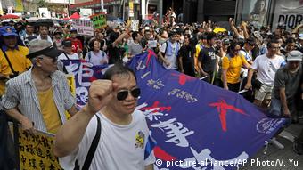 Hongkong Pro-Demokratie Protest Jahrestag Unabhängigkeit (picture-alliance/AP Photo/V. Yu)