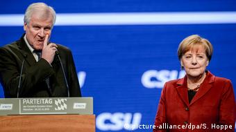 Archiv - Angela Merkel und Horst Seehofer (picture-alliance/dpa/S. Hoppe)