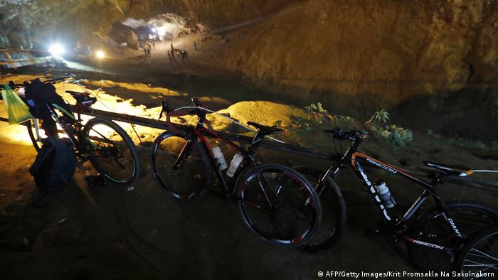 Fahrräder in einer Höhle eingeschlossenen Fußball-Jungenmannschaft in Thailand (AFP/Getty Images/Krit Promsakla Na Sakolnakorn)