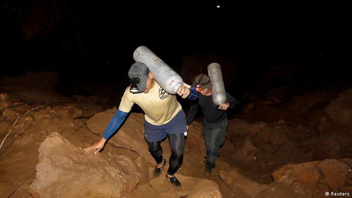 救援人員首先給這些男孩送去4個月所需的食品給養，因為泰國的雨季在4個月後才結束，洞內的水位才會下降。