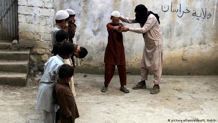 Боевик ИГ обучает детей в Афганистане