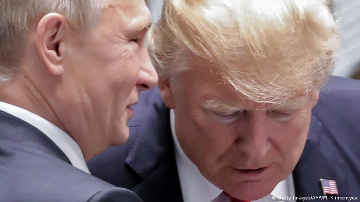 Събитието в Хелзинки се очакваше с голям интерес - защото става дума за първата голяма двустранна среща между Тръмп и Путин. А и защото заради многото спорни въпроси отношенията между Русия и САЩ са силно обтегнати. Само преди няколко дни, на 12 юли, Тръмп заяви следното: Някой попита: Путин враг ли е? Не, той не ми е враг. А дали е приятел? Не, просто защото не го познавам достатъчно добре.