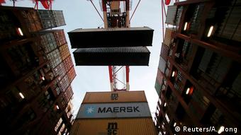 Грузовые контейнеры в шанхайском порту