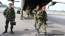 Venezuela Tachira - GNB Einheiten verlassen Flugzeug der Venezuelan Air Force nahe der Grenze Kolumbien/Venezuela