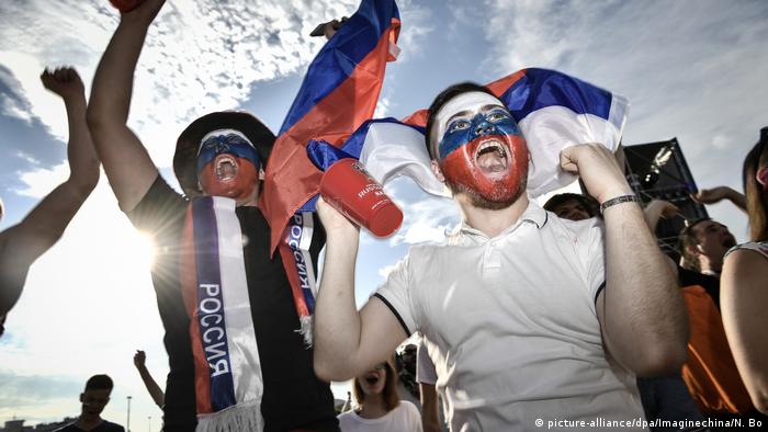 WM2018 - Russische Fans (picture-alliance/dpa/Imaginechina/N. Bo)