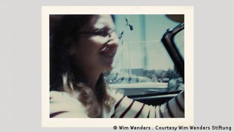 Το 1973 ο Βιμ Βέντερς συνάντησε σε ένα νυχτερινό κλαμπ της Νέας Υόρκης μια ψηλή κοπέλα που καθόταν μόνη της. Του είπε να της τηλεφωνήσει εάν ποτέ βρεθεί στο Σαν Φρανσίσκο. Ο Βιμ Βέντερς το έκανε και έτσι ξεκίνησε μια μεγάλη φιλία. Η νεαρή κοπέλα ήταν η διάσημη φωτογράφος μουσικών Άνι Λάιμποβιτς.