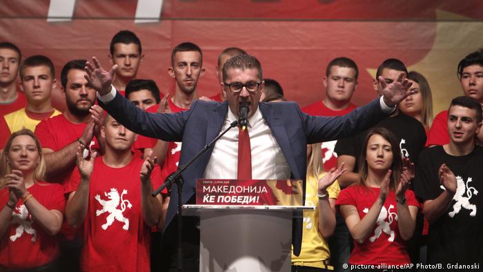 Mazedonien Hristijan Mickovski Parteichef der oppositionellen VMRO DPMNE (picture-alliance/AP Photo/B. Grdanoski)