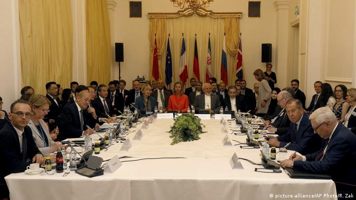 Österreich Wien - Abgeordnete besprechen atomabkommen mit dem Iran (picture-alliance/AP Photo/R. Zak)