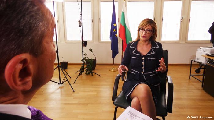 Екатерина Захариева разговаря с водещия на Конфликтна Зона Мишел Фридман