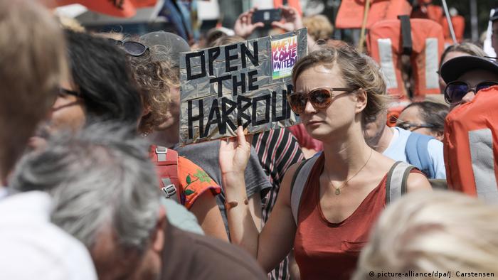 A protester holds a sign reading: Open the harbors at a protest in Berlin to support migrant rescue operations in the Mediterranean (picture-alliance/dpa/J. Carstensen)