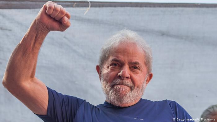 O homem mais famoso, entre os brasileiros, é Lula.
