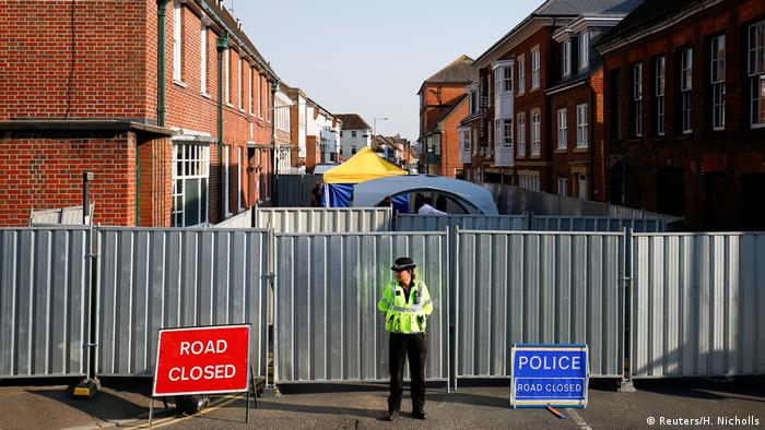 Заблокированная улица в Эймсбери рядом с домом жертв отравления