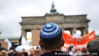 Участник акции в Берлине против антисемитизма в Германии