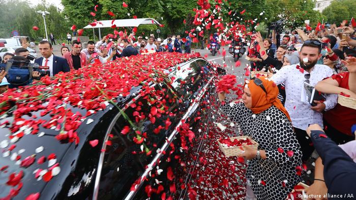Erdogan, recibido entre flores antes de jurar el cargo, 
