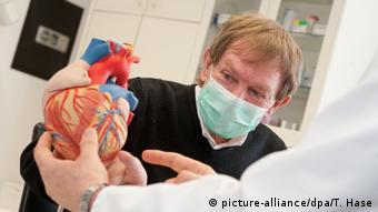 Transplantationspatient Nikolaus Dominik hat ein neues Herz (picture-alliance/dpa/T. Hase)