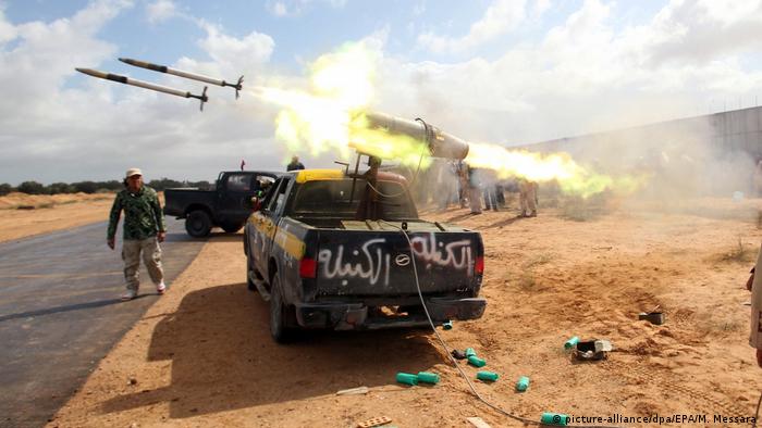 Libyan rebels fire missiles (picture-alliance/dpa/EPA/M. Messara)
